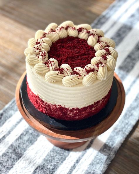 Christine Chase-Reynolds on Instagram: “Just a simple red velvet cake for a family Thanksgiving! Well, kinda😆 I had to watch this one closely, because Masons favorite is red…” Simple Red Velvet Cake, Velvet Birthday Cake, Red Velvet Birthday Cake, Red Velvet Birthday, Bolo Red Velvet, Red Velvet Cake Recipe, Velvet Cake Recipes, Birthday Cake Decorating Ideas, Buttercream Cake Decorating