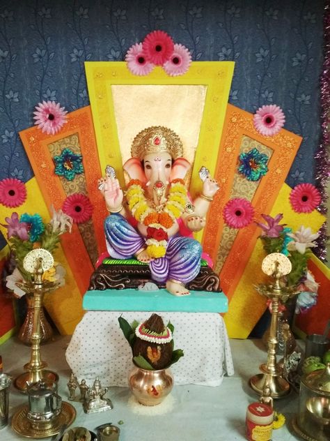 Real Flower Decoration, Flower Decoration At Home, Jay Jalaram, God Dress, Ganpati Decoration Theme, Diy Wall Hanging Crafts, Ganpati Decor, Puja Decor, Diwali Ideas