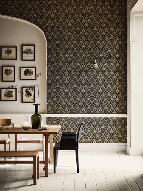 Modern Wallpaper Accent Wall, Kitchen Wallpaper Design, How To Wallpaper, Victorian Town, Tapete Gold, London Wallpaper, Portland Stone, Town Houses, Neutral Paint Color