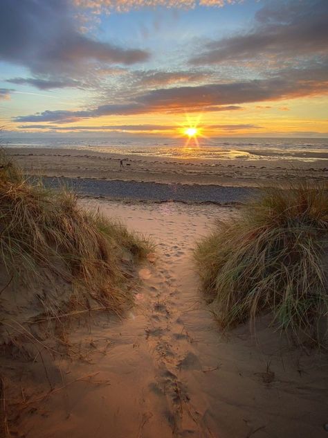 Beach In Autumn, Autumn Beach Aesthetic, Beach Landscape Photography, England Nature, Outside Photography, Beach Autumn, Landscape Photography Beach, Louis Weasley, Autumn Board