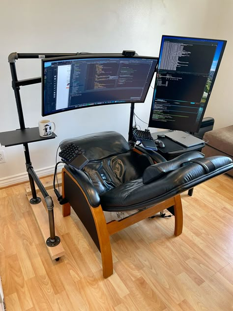 https://www.reddit.com/r/battlestations/comments/u863b9/wfh_recliner_setup_complete/ Recliner Desk Setup, Gaming Chair Setup, Coding Room, Custom Pc Desk, Game Furniture, Home Office Gadgets, Design Workspace, Bedroom Built In Wardrobe, Personal Workspace