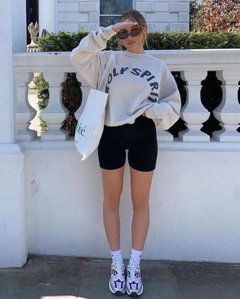 How to style biker shorts with a t-shirt. / MÉLÒDÝ JACÒB Biker Shorts Outfit, Cute Comfy Outfits, Swaggy Outfits, Sporty Outfits, Basic Outfits, Winter Fashion Outfits, Biker Shorts, How To Style, Comfy Outfits