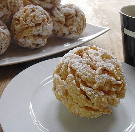 A Schneeball (snowball), is a pastry made from shortcrust pastry and is especially popular in the area of Rothenburg ob der Tauber. Its name derives from it German Recipes Dinner, German Pastries, Italian Biscuits, German Desserts, German Cake, Shortcrust Pastry, Sweet Pastries, German Food, Pastry Recipes