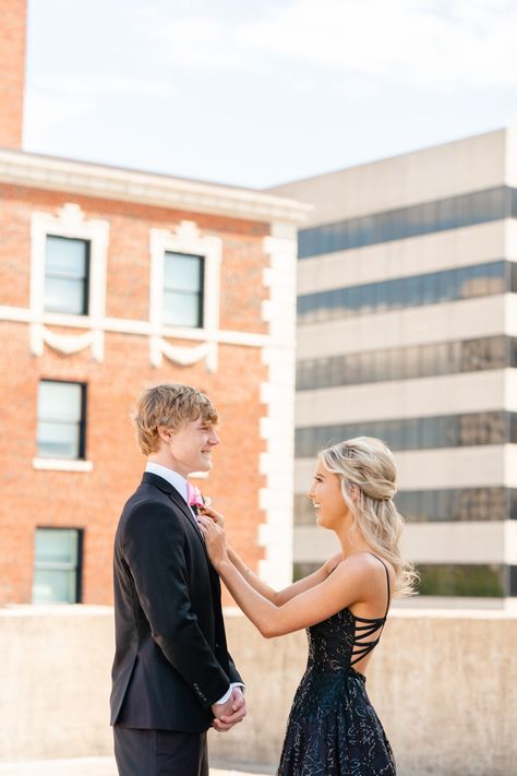 Prom Fotoshoot Ideas Couple, Prom Pictures Black, Matric Photoshoot, Prom Date Poses, Prom Ideas Pictures, Md Poses, Fun Prom Pictures, Prom Date Pictures, Couples Homecoming Pictures