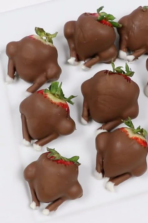 We Can't Stop Laughing at These Chocolate-Covered-Strawberry Turkeys — Here's How to Make Them Thanks Giving Sweet Treats, Pretzel Rod Turkeys, Turkey Dessert Ideas, Turkey Chocolate Covered Strawberries, Chicken Themed Desserts, Thanksgiving Desserts Fruit, Thanksgiving Class Party Food, Turkey Strawberries, Chocolate Covered Strawberry Turkeys