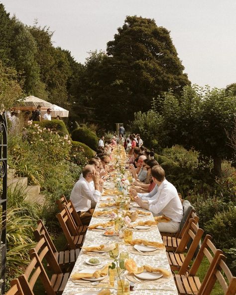 House Of Luce | Brunch in The Cotswolds. What an incredible weekend of celebrations. This brunch garden setting was a complete fairy tale, and we just… | Instagram Long Banquet Table, Breakfast Garden, Brunch Garden, Garden Party Brunch, Garden Brunch, Brunch Celebration, Outdoor Brunch, Italy Beaches, Family Backyard