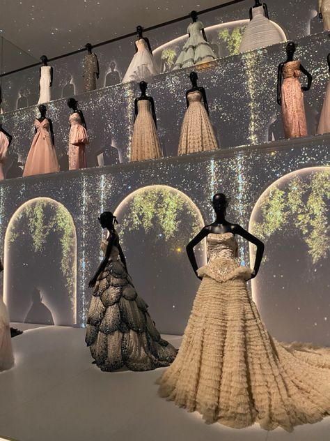 Dior History, Museum Dress, Dior Couture Dresses, Dior Store, Haute Couture Dress, Fashion Museum, Dior Dresses, Dior Aesthetic, Fashion Dream Job