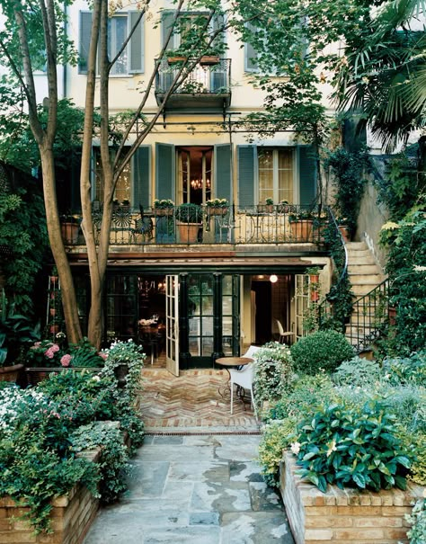 » boho home » bohemian life » exotic interiors & exteriors » eclectic space » boho design + decor » elements of bohemia » Cozy Backyard, Traditional Garden, Design Exterior, House Goals, Style At Home, Design Case, Architectural Digest, Backyard Design, Home Fashion