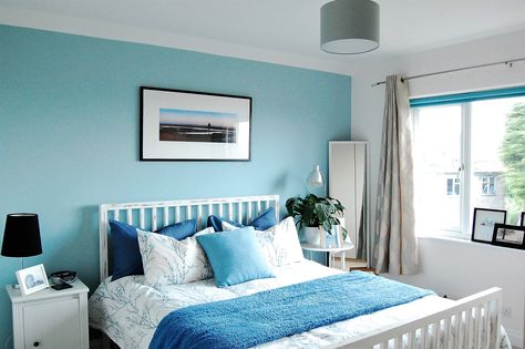 Blue bedroom by the sea, blue cushions, light blue bedroom, blue and white design Light Blue And White Bedroom, Blue Bedroom Ideas For Couples, Light Blue Rooms, Light Blue Bedroom, Bedroom Design Diy, Blue Room Decor, Blue Bedroom Ideas, Blue Bedroom Walls, Blue Bedroom Design