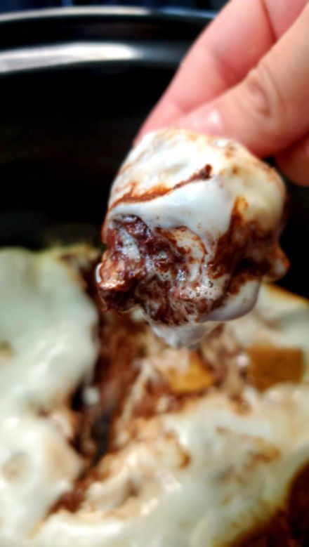 Slow Cooker S'mores Dip Smore Dip Crockpot, Crock Pot Smores Dip, Dips In The Crockpot, Tailgate Food Sweets, S’more Dip Crockpot, S’mores Dip Crockpot, S’mores Crockpot, Slow Cooker Smores Dip, Dips To Make In Crockpot