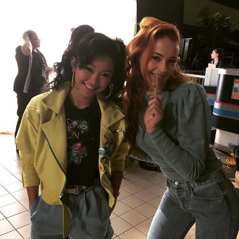 Sophie Turner as Jean Grey and Lana Condor as Jubilee on the set of X-Men: Apocalypse Apocalypse Movies, X Man Cast, Xmen Apocalypse, X Men Apocalypse, Bryan Singer, Charlie Heaton, X-men Apocalypse, Jean Grey Phoenix, 80s Photos