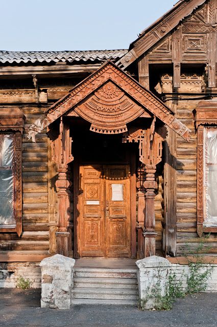 Old wooden house in Omsk, the capital of Western Siberia, Russia. Wood Interior House, Old Wood Interior, Old Wooden House, Siberia Russia, Architecture Portfolio Design, Russian Architecture, Wooden Architecture, Cob House, Wood Interior