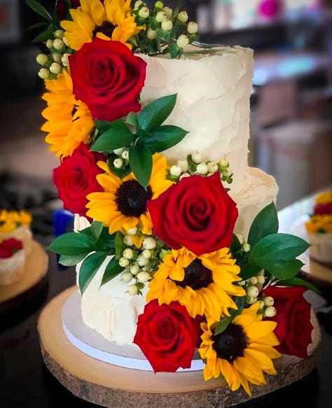 Sunflower and Rose Wedding Inspiration | Bridal Shower 101 Sunflower And Rose Wedding, Red Sunflower Wedding, Red Roses And Sunflowers, Rose Wedding Theme, Sunflower Wedding Cake, Sunflowers Roses, Sunflower Wedding Decorations, Rustic Sunflower Wedding, Barn Apartment