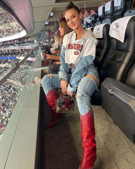 Kristin Juszczyk on Instagram: “I ain’t from Dallas but I D-town boogie 🤠🤠 Lambeau here we come! #bangbang” Sports Team Outfits For Women, Niners Game Outfit, 49er Outfit, Spectator Outfit, Kristin Juszczyk, Football Sunday Outfit, Nba Game Outfit Woman, Kyle Juszczyk, Football Wife