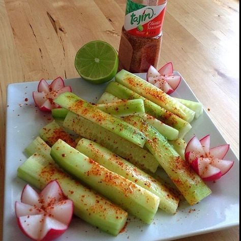 A beautiful presentation of cumcumbers with Tajin // Una linda presentación de pepinos con Tajín Tajin And Cucumbers, Cucumber With Tajin And Chamoy, Tajin And Fruit, Cucumbers With Lime And Tajin, Chamoy And Tajin Pickles, Mexican Street Food, Health Eating, Sweet Snacks Recipes, Food Videos Cooking