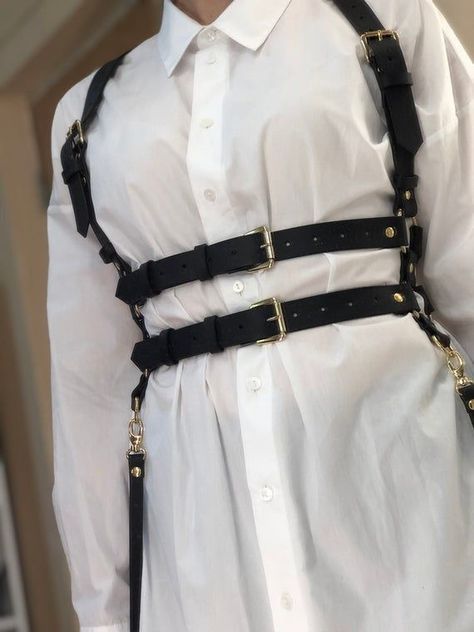 Harness Women, Harness Outfit, Body Belt, Belt Harness, Harness Fashion, Elegante Casual, Leather Harness, Fashion Belts, Edgy Outfits