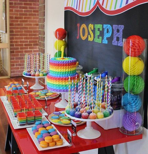 Love the Chalkboard Back Drop for this Adorable Rainbow Party Table Rainbow Petal Cake, Rainbow Cake Pops, Rainbow Party Ideas, Motto Party, Trolls Party, Trolls Birthday Party, Rainbow Parties, Art Birthday Party, Rainbow Birthday Party