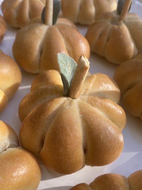 Pumpkin Shaped Dinner Rolls Pumpkin Shape Dinner Rolls, Pumpkin Shaped Dinner Rolls Easy, Pumpkin Shaped Dinner Rolls, Pumpkin Shaped Rolls, Shaped Dinner Rolls, Pumpkin Dinner Rolls, Dinner Rolls Easy, Cheese Pumpkin, Dinner Rolls Recipe