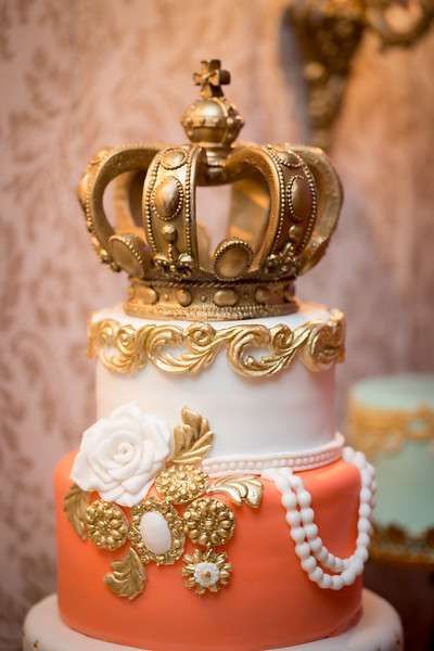 Queen Cake Ideas, Dinner Soiree, Queen Birthday Cake, 30th Birthday Dinner, Birthday Cake Crown, Queens Birthday Cake, Jubilee Cake, Birthday Soiree, Queen Cake