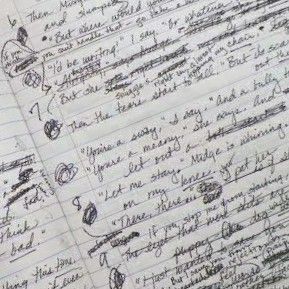 Chaotic Notes Aesthetic, Aesthetic Messy Handwriting, Chaotic Writer Aesthetic, Messy Writing Aesthetic, Messy Writer Aesthetic, Messy Academia Aesthetic, Messy Student Aesthetic, Messy School Aesthetic, Messy Journal Aesthetic Grunge