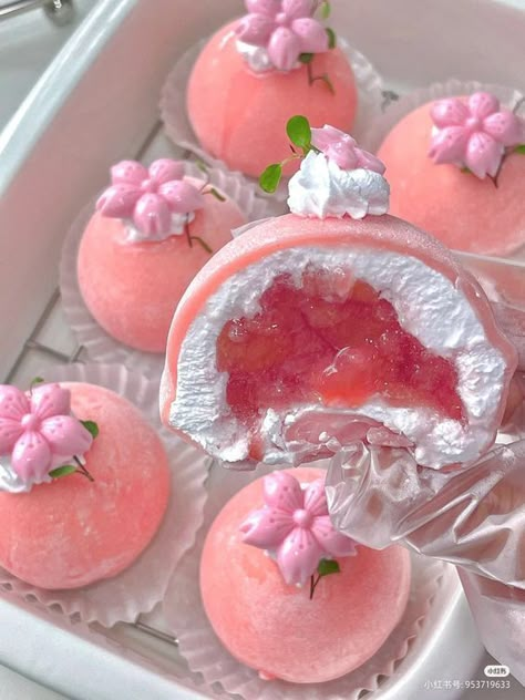 Kue Macaroon, Pink Desserts, Kawaii Cooking, Pretty Dessert, Yummy Comfort Food, Sweet Snacks Recipes, Food Drinks Dessert, Delicious Snacks Recipes, Cute Desserts