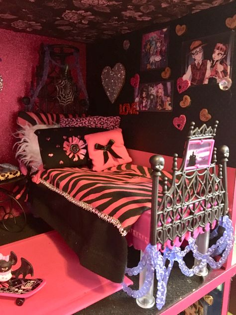 Draculara’s Room Trashy Y2k Room Ideas, 2010 Room Decor, 00s Room Aesthetic, Mcbling Room Decor, Draculaura Room Aesthetic, Draculaura Room, Yk2 Room, Emo Room 2000s, Monster High Room Decor