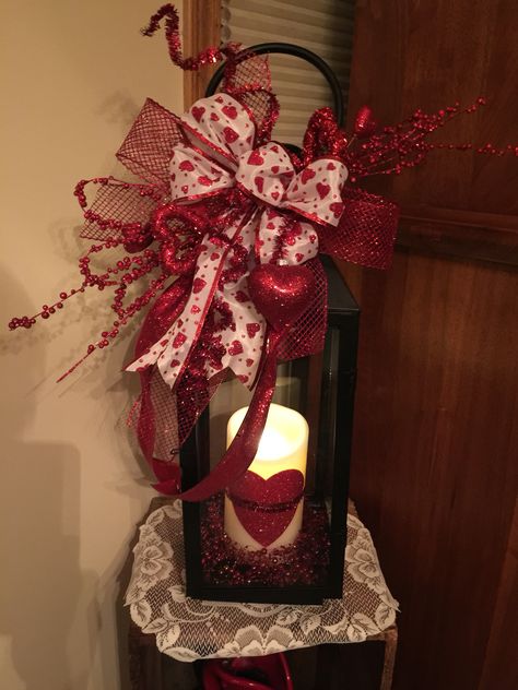 Valentine's Day Lantern Valentine Lantern Ideas, Valentine Lantern, Lantern Decor Ideas, Recycled Christmas Decorations, Lantern Swags, Saint Valentin Diy, Valentines Bricolage, Valentine Centerpieces, Lantern Decor