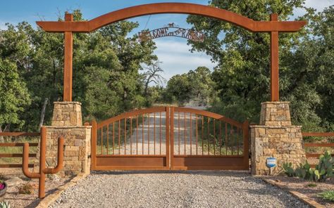 Ranch Entry Gates, Ranch Gates Entrance Ideas, Farm Gates Entrance, Ranch Entrance Ideas, Ranch Entrance, Gate Design Ideas, Property Gates, Gated Entrance, Driveway Entrance Landscaping