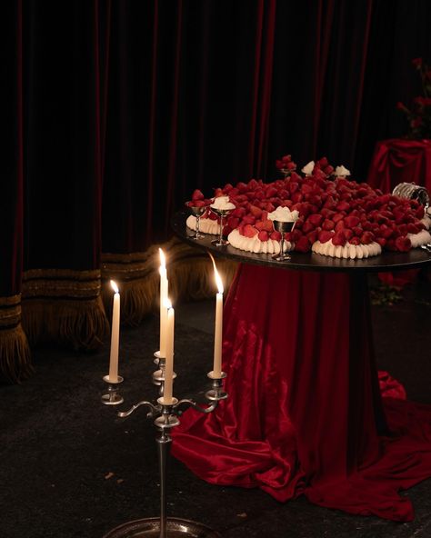 Strawberries, red velvet, and candlelight – perfection! ❤️ @odette_________ Dark Red Wedding Theme, Red Rose Wedding Theme, Red Velvet Wedding, Dark Red Wedding, Winter Wedding Red, White Tablescape, Rose Wedding Theme, Chic Christmas Decor, Red Wedding Theme