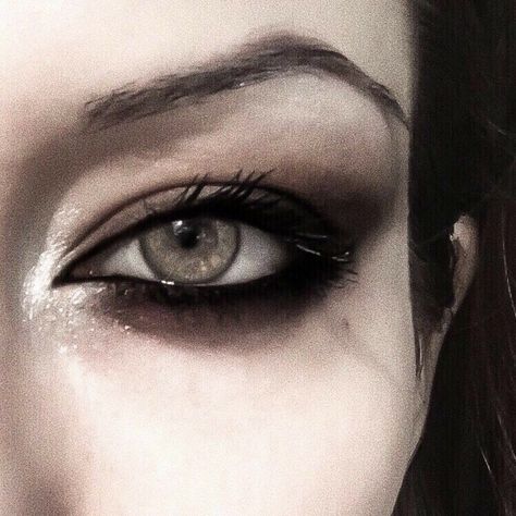 Maleficent Eye Makeup, Dark Witch Makeup, Loki X Reader, Yennefer Cosplay, Look Grunge, Alt Makeup, Swag Makeup, Image Swag, Alternative Makeup