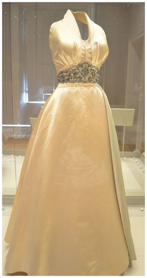 Royal Ball Gown, Princess Diana Dresses, Royal Gowns, Fashion Rules, Ethereal Dress, 90s Runway Fashion, Diana Princess, Royal Dresses, Princess Margaret