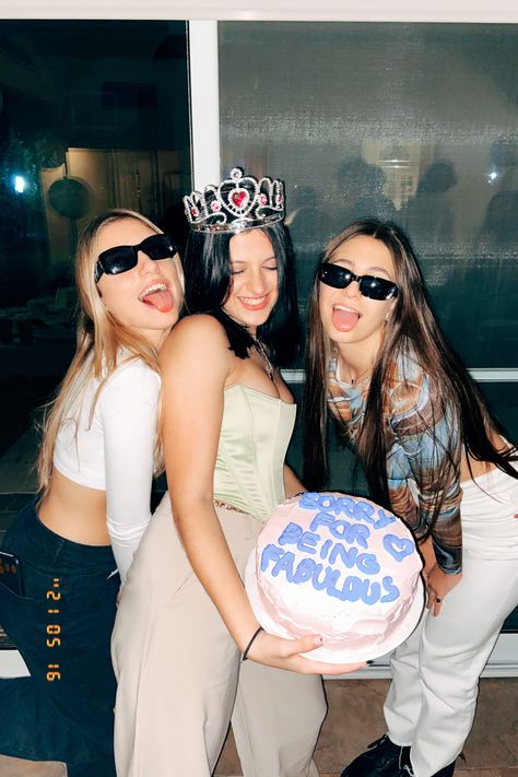 20th Birthday Astethic, Bestie Birthday Photos, Birthday Trio Poses, Birthday Pic Ideas With Friends, Trio Birthday Photoshoot, Birthday Friend Photoshoot, Aesthetic Birthday Pics With Friends, Birthday Photoshoot Ideas Friends, Friends Birthday Photoshoot