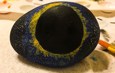 Solar eclipse painted rock Total Eclipse Painted Rocks, Eclipse Painted Rocks, Eclipse Painting Ideas, Eclipse Rocks, Solar Eclipse Watercolor, Eclipse Painting, Total Eclipse Painting, Eclipse Ideas, Eclipse Tattoo