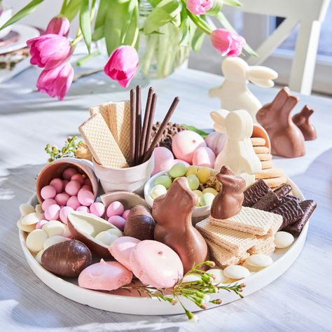 Skip the charcuterie board this easter, and make an Easter candy platter! We arranged our favourite treats and chocolates on our beautiful Ledge platter. Chocolate Platter, Candy Platter, Easter Platter, Easter Fruit, Dessert Platter, Easter Food, Easter Candy, Easter Chocolate, Easter Ideas