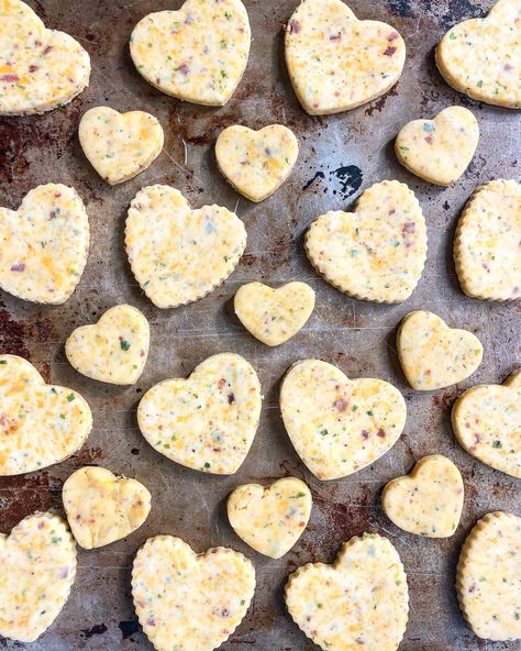 Savory Cheddar, Bacon, & Chive Shortbread - wild thistle kitchen Maple Glazed Bacon, Savoury Crackers, Purple Chocolate, Savoury Biscuits, Homemade Crackers, Tea Snacks, Chinese Dessert, Gourmet Cookies, Savoury Baking