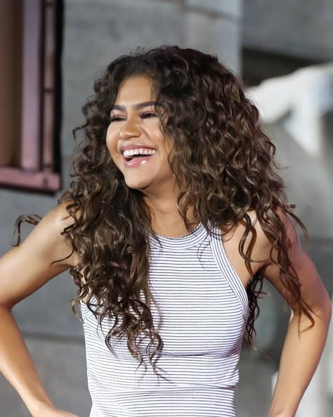 Zendaya Hair, Natural Curly Hair Cuts, Zendaya Outfits, Zendaya Style, Curly Hair With Bangs, Curly Hair Cuts, Long Curly Hair, Curly Girl, Long Curly