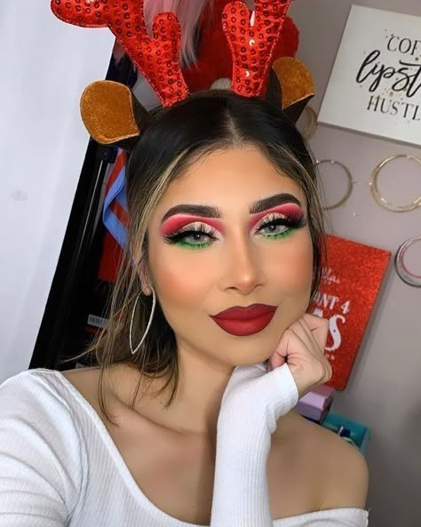 Cute Christmas Eyeshadow Looks, Christmas Work Makeup, Dramatic Christmas Makeup, Christmas Looks Makeup, Christmas Eyeshadow Looks Easy, Easy Christmas Eyeshadow Looks, Goth Christmas Makeup, Simple Christmas Makeup Looks, Christmas Makeup Looks Easy