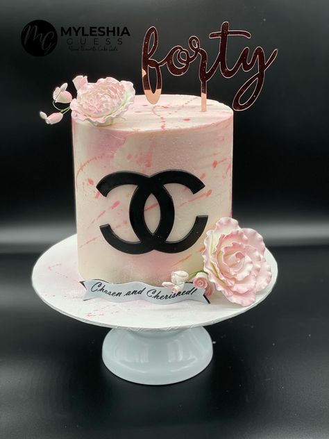 Chanel Buttercream Cake, Female Cake Ideas, Chanel Cakes, Chanel Birthday Cake, Fashionista Cake, Channel Cake, Chanel Cake, Birthday Cake For Mom, Cake Pop Decorating