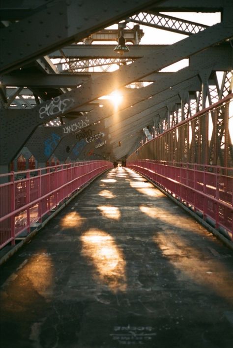 Williamsburg Bridge Nyc, Williamsburg Nyc, Photo Bridge, Nyc Landmarks, Williamsburg Bridge, Graphics Background, Urban Graffiti, Grad Pics, A Level Art