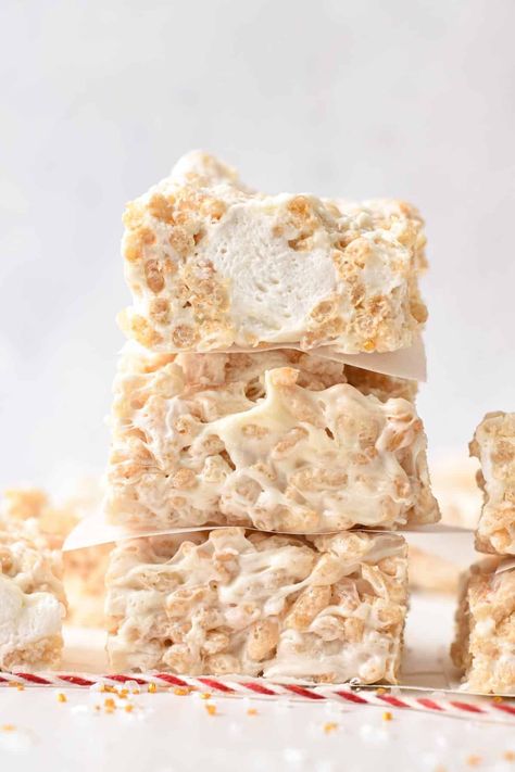 Made with just 4-ingredients, these chewy, gooey vegan rice crispy treats are the best Christmas treat to make in the last minute, in just 30 minutes. Rice Crispy Treats Christmas, Vegan Rice Crispy Treats, Rice Crispy Bars, Conscious Plant Kitchen, Crispy Treats Recipe, Rice Krispies Cereal, Christmas Treats To Make, Rice Crispy Treats Recipe, Chocolate Crackles