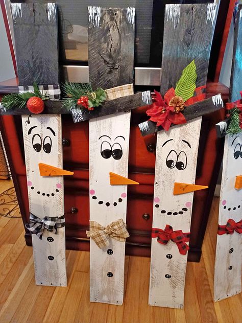 Wooden Snowmen Diy, Diy Wood Christmas Gifts, Wooden Snowman Diy Front Porches, Wood Snowman Diy Front Porches, Pallet Wood Snowman, Wooden Pallet Snowman, Diy Christmas Photoshoot, Wood Plank Snowman, Snowman Christmas Tree