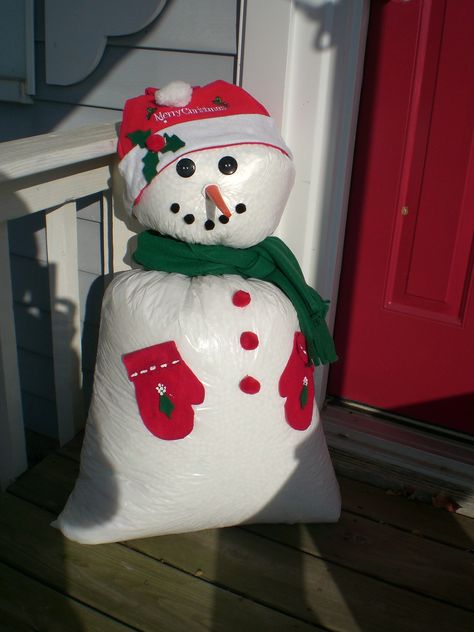 I got this idea from the pillow case snowman I saw here on Pinterest...only I made mine out of doubled small and tall kitchen trash bags, a dollar store Santa hat , some pompoms, fleece scraps, big buttons for eyes, puffy paint and bean bag filler. (Oh, and a baggie of sand/dirt...or a couple bricks would work too....to weight him so he would`nt blow away in a winter storm!) Fleece Scraps, Bean Bag Filler, Sock Snowman Craft, Christmas Door Decorating Contest, Tall Kitchen, Kitchen Trash, Handmade Christmas Crafts, Diy Snowman, Puffy Paint