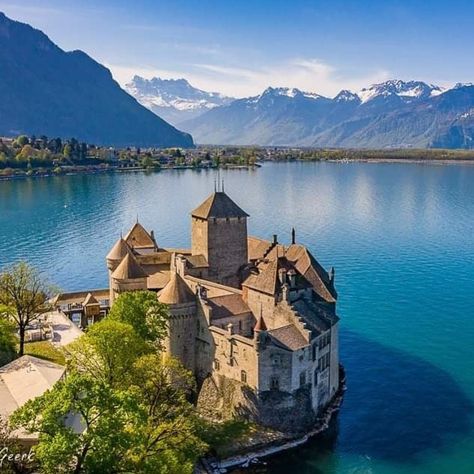 Love Of Switzerland on Instagram: “This is the Château chillon at Lac Léman (lake Geneva). Lac Léman is the biggest lake in Switzerland and has some amazing scenery, those…” Champery Switzerland, Teagan Core, Switzerland Lake Geneva, Swiss Summer, Chillon Castle, Lake Geneva Switzerland, Montreux Switzerland, Switzerland Travel Guide, Switzerland Tourism