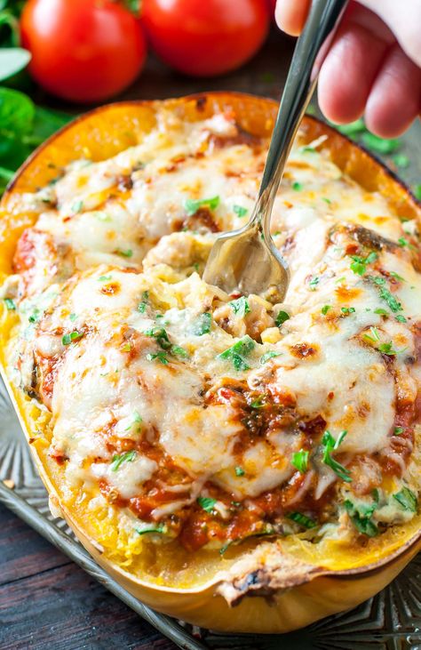 This easy Cheesy Vegetarian Spaghetti Squash Lasagna is a tasty low-carb and gluten-free alternative to traditional lasagna that is sure to satisfy all your comfort food cravings! Spaghetti Squash Lasagna, Vegetarian Spaghetti, Squash Lasagna, Traditional Lasagna, Paleo Crockpot, Spaghetti Squash Recipes, Vegetarian Pasta, Paleo Dinner, Easy Cheesy