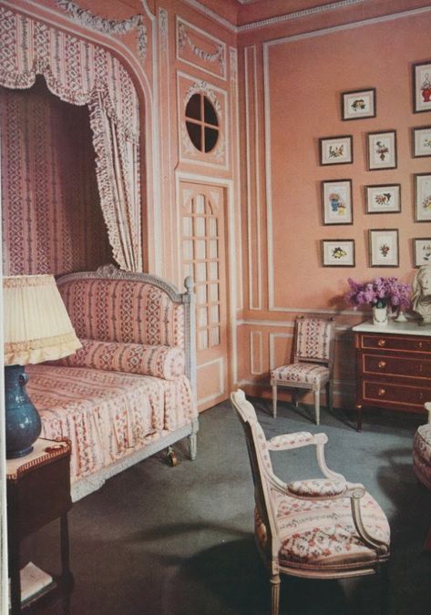 Pink bedroom by designer Henri Samuel Henri Samuel, Dog Ate My Homework, Alcove Bed, Diy French Country Decor, French Country Rug, Chateaux Interiors, Sleeping Quarters, Foo Dog, Vintage Room