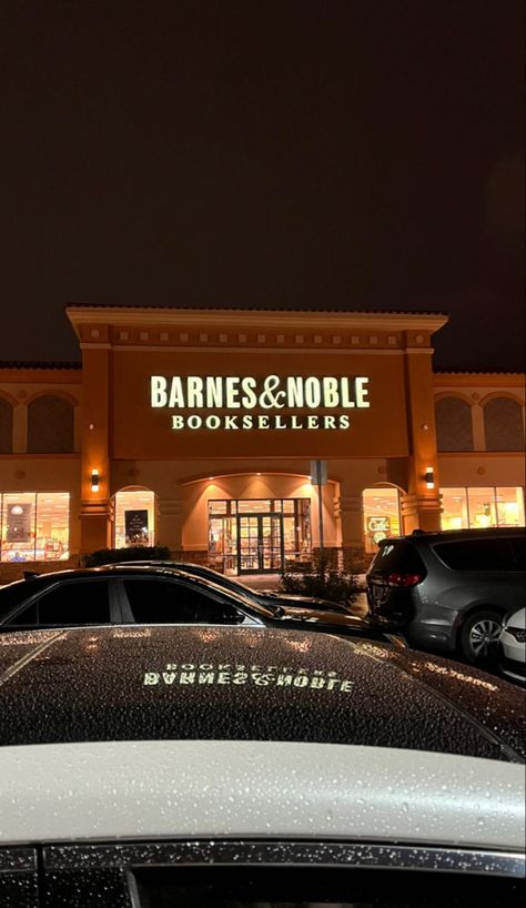 Barnes And Noble Aesthetic, Barns And Noble, Noble Aesthetic, Playlist Photos, Girls Christmas Party, Dodie Clark, Rainy Day Aesthetic, Florida Life, Day Aesthetic