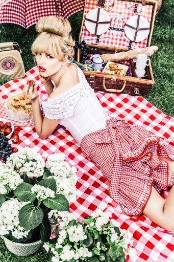 Picknick Outfits, Picnic Fashion, Picnic Photo Shoot, Picnic Photography, Picnic Inspiration, Vintage Lace Weddings, Spring Photoshoot, Vintage Picnic, Lena Hoschek