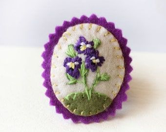 Felt Pins, Purple Pansies, Felt Crafts Christmas, Felt Roses, Unique Valentines Day Gifts, Purple Pansy, Embroidered Roses, Hand Embroidered Flowers, Felt Embroidery