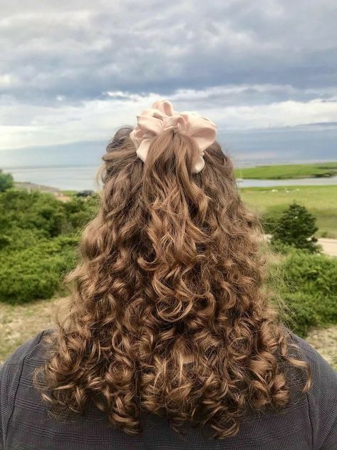 Highlights Curly Hair, Hairdos For Curly Hair, Hair Stylies, Wavy Curly Hair, Curly Hair Inspiration, Curly Girl Hairstyles, Curly Hair Routine, Curly Hair Tips, Long Curly Hair