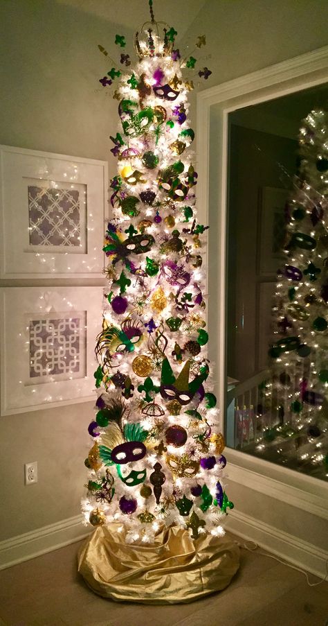 Mardi Gras Christmas Decorations, Mardi Gras Trees Ideas, Mardi Gras Tree Decoration, Mardi Gras Tree Ideas, Mardi Gras Porch Decor, Mardi Gras Home Decor, Mardi Gras Decorations Ideas, Mardi Gras Christmas Tree, Evergreen Decor